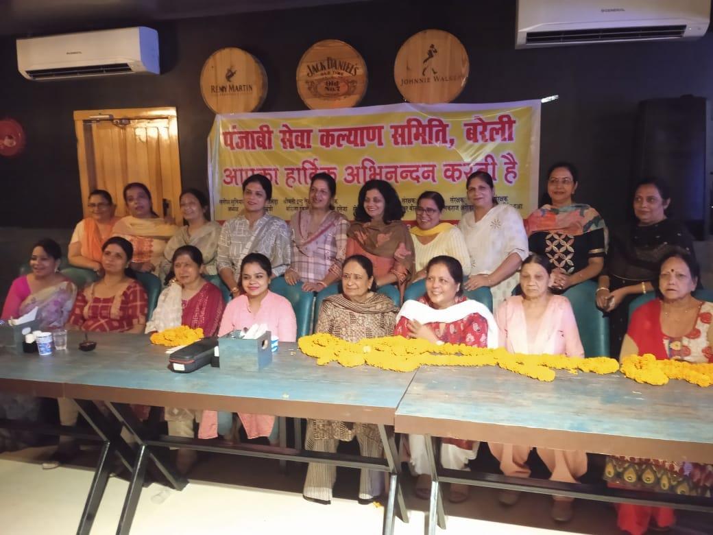 You and Me कैफे में बैठक